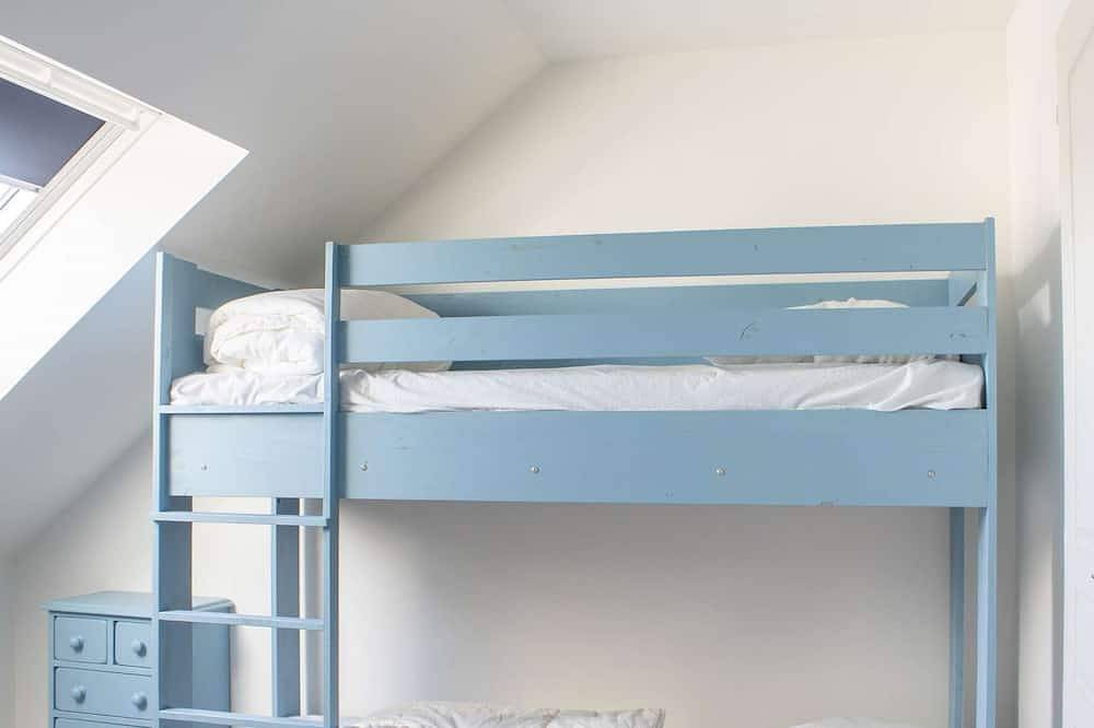 Entire apartment, 211 - Beautiful renovated 2-bedroom apartment in Plurien near the beach in Plurien, Côte d’Émeraude