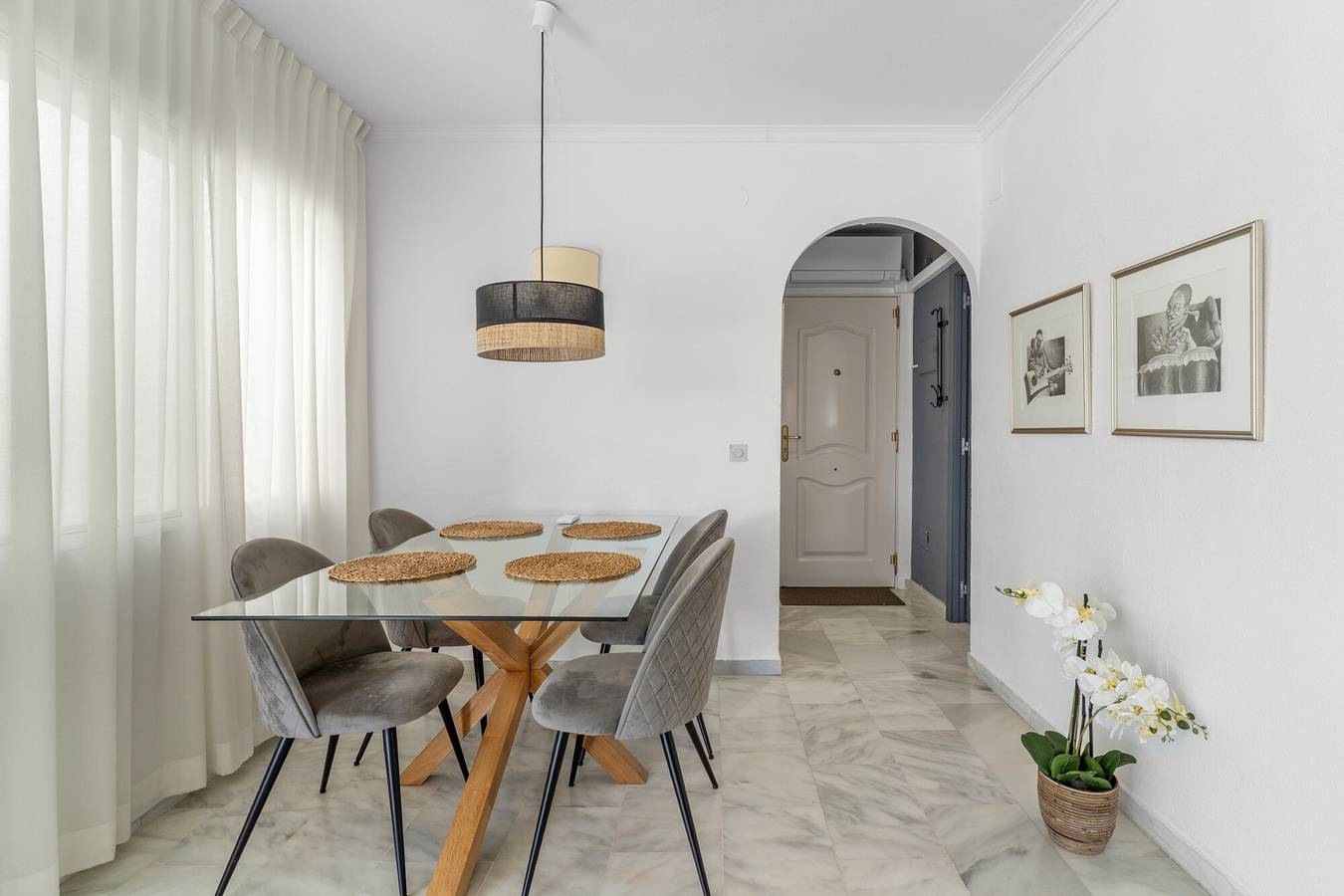 Entire apartment, Apartment with Sea and Mountain Views in Calahonda, Mijas in Sitio de Calahonda, Mijas