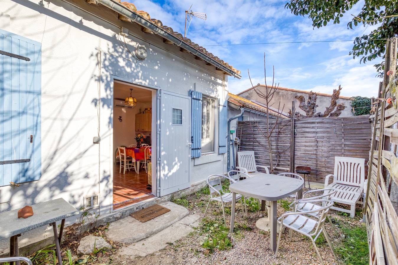 Ganze Wohnung, L'Aigrette – Apartment mit privatem Garten und Wlan, in der Nähe von Stränden und Stadtzentrum in Saintes-Maries-de-la-Mer, Mittelmeerküste (Frankreich)