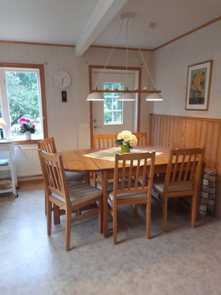 Ferienhaus mit Gästehütte nur 40 Meter vom Wasser in Svenska Östersjön