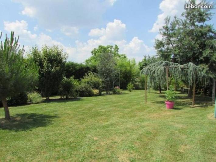 Location de vacances pour 2 personnes, avec vue ainsi que piscine et jardin à Panazol - 3