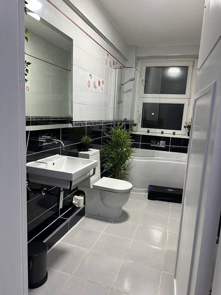 Ganze Ferienwohnung, 1 Bed Flat - Sleeps 2 - Jacuzzi - Parking - Wifi in Birmingham, Birmingham und Umgebung