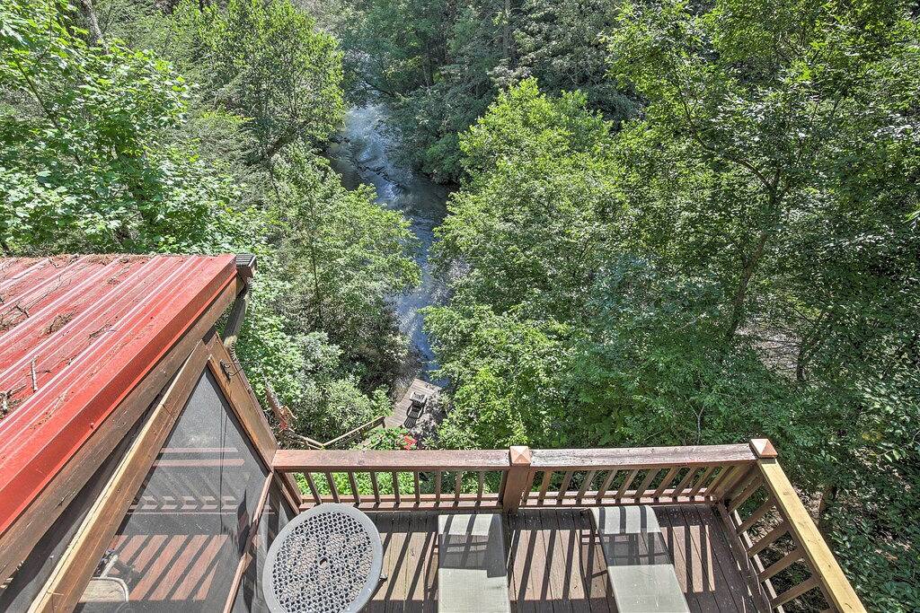 Waterfront Cabin w/ Beautiful River View & Hot Tub in Cherry Log, Chattahoochee National Forest
