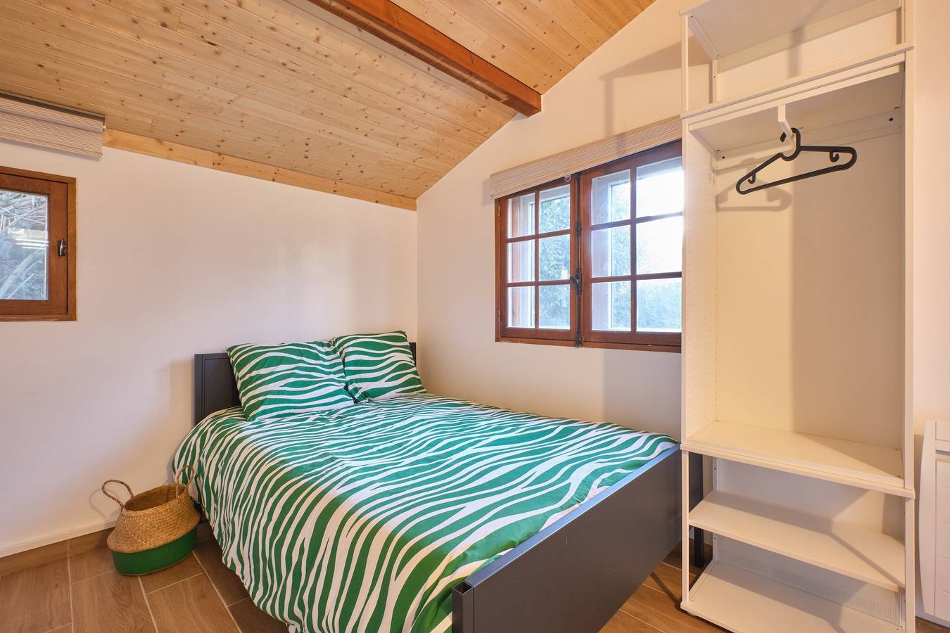 Entire studio, Cosy Cabin “Cabane Grenobloise” with Shared Garden in Eybens, Isère