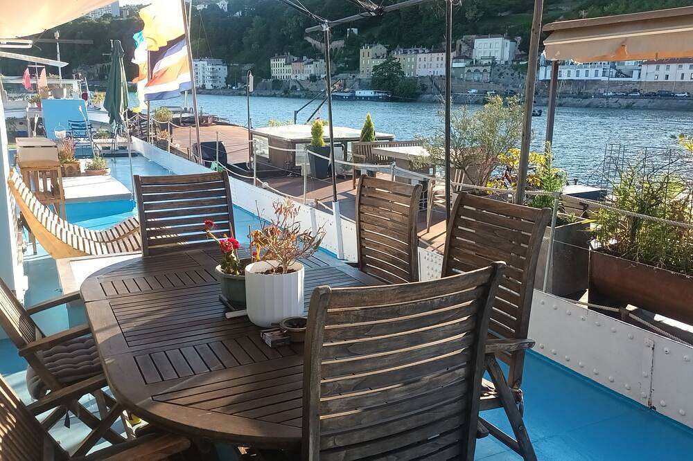 Atypical Comfort Room On A Barge On The River Saone in Lyon, Rhône