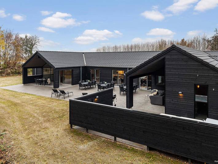 Feriehus for 30 personer, med badebasseng og terrasse, barnevennlig i Sjælland