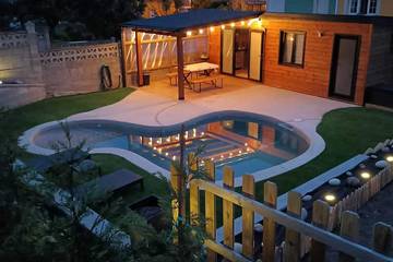Cabaña de madera para 2 personas, con balcón además de jardín y piscina, Se admiten mascotas en 