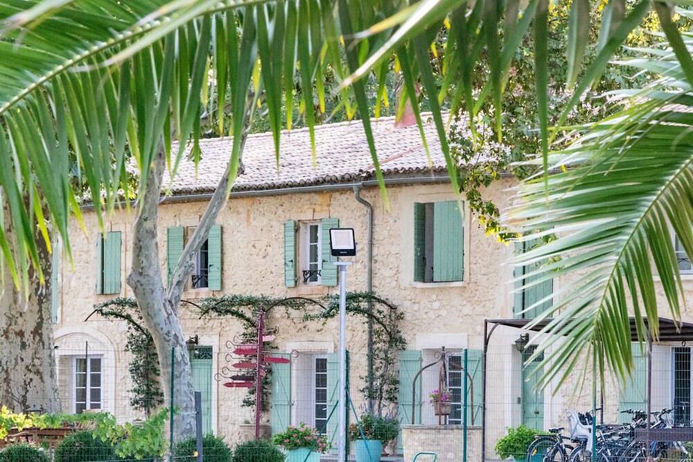 Mas Le 7 12km from Saint Remy de Provence - 15km from Avignon - 2km from Saint Andiol in Saint-Andiol, Arles region