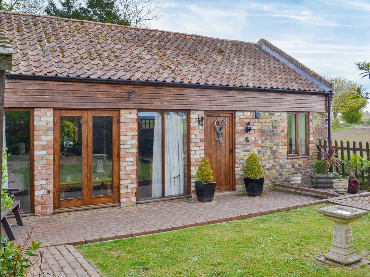 Sunflower Holiday Cottage in Lincolnshire