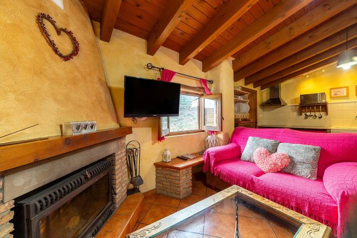 Country House 'Tenguerengue' with Mountain View, Wi-Fi and Air Conditioning in Laroya, Cordillera Penibética