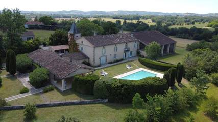 Gîte pour 4 personnes, avec vue ainsi que piscine et jardin, adapté aux familles à Lautrec