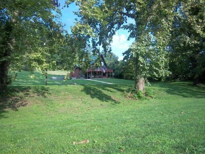 Vacation rental for 7 people, with hot tub and yard in Shenandoah Valley