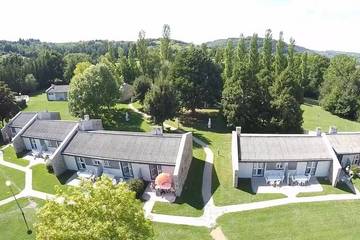 Gîte pour 2 personnes, avec jardin ainsi que terrasse et piscine, animaux acceptés à Espalion