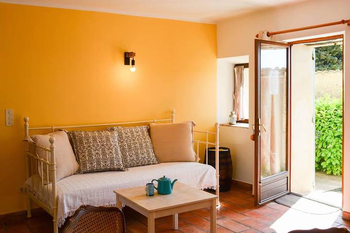 Gîte pour 3 personnes, avec jardin ainsi que terrasse et piscine, animaux acceptés à Cruis - 4