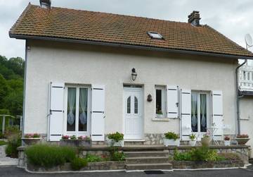 Gîte pour 4 personnes, avec jardin et balcon à Murat-le-Quaire