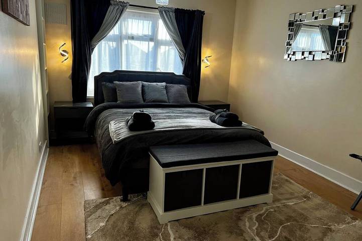 Luxurious Cozy 4-Bedroom Home near Lhr in Municipio de Hounslow, Londres