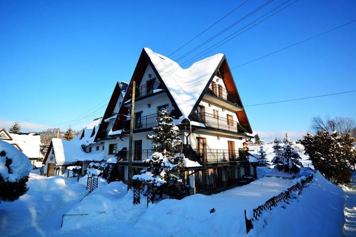 Gîte pour 2 personnes, avec vue ainsi que piscine et jardin à Poronin