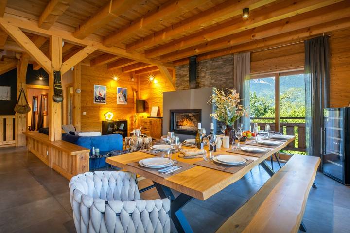 Gîte pour 14 personnes, avec Balcon et Jacuzzi ainsi que Terrasse et Jardin à Domancy