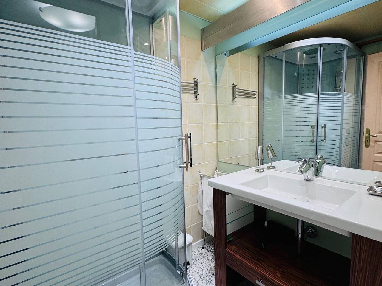 Entire apartment, Les 2 Alpes - Apartment 6 pers, sunny balcony, parking available in Vénosc, Les Deux Alpes