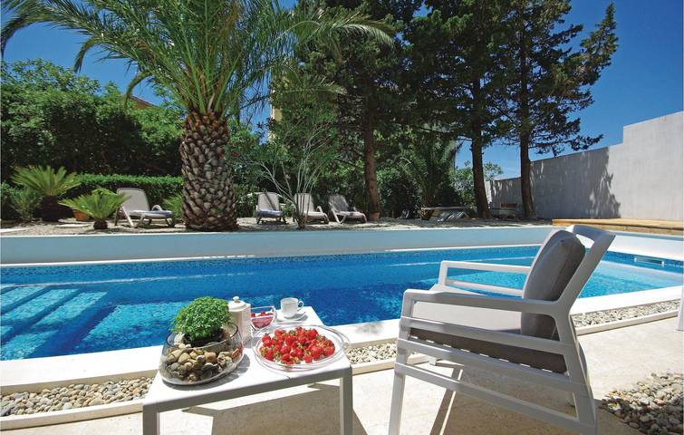 Appartement de vacances entier, Appartement avec vue sur la mer, piscine et terrasse, à proximité du centre de Makarska in Makarska, Makarska riviera