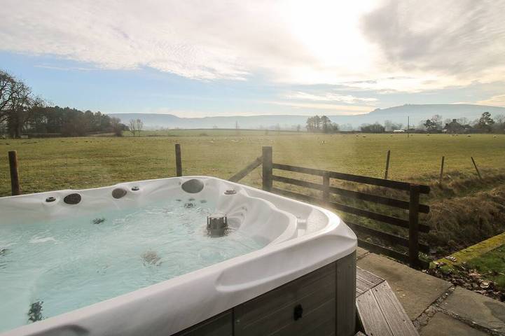 Cottage for 10 people, with garden and hot tub in Clun