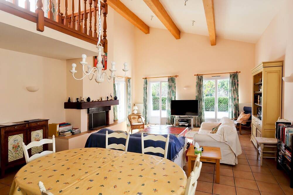 Villa Pézenas. Aircon dans les chambres, piscine privée d'eau salée, promenade facile en ville. in Pézenas, Côte méditerranéenne (France)