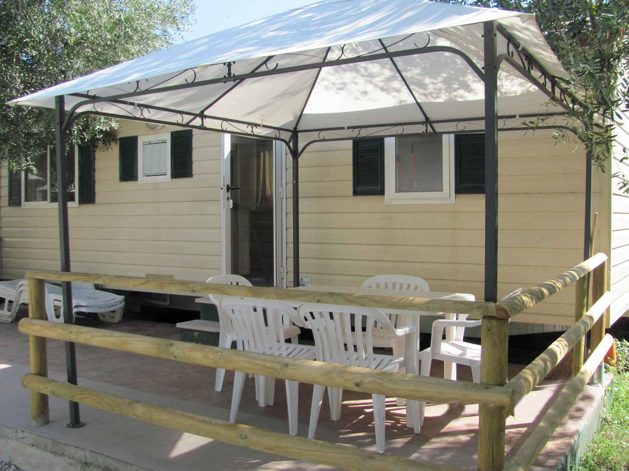 Mobil-home avec climatisation, terrasse et piscine in Maderno, Toscolano-Maderno