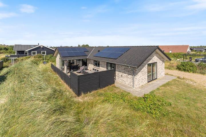 Villa for 10 personer, med Balkong / Terrasse og Jacuzzi i tillegg til Sauna i Søndervig