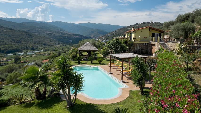 Villa pour 8 personnes, avec Jacuzzi ainsi que Terrasse et Jardin à Imperia