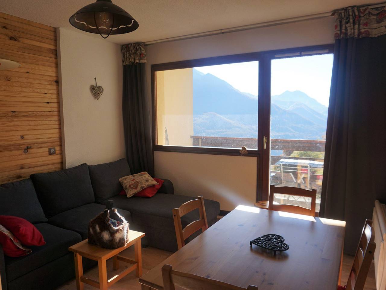 Entire studio, Cabin studio in Orcières Merlette - sleeps 4, pets allowed, bed linen included in winter in Orcières, Écrins National Park