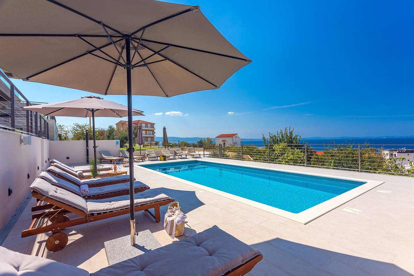 Geräumige Villa mit 7 Schlafzimmern, privatem Pool und Meerblick in Podstrana in Podstrana, Split-Dalmatien
