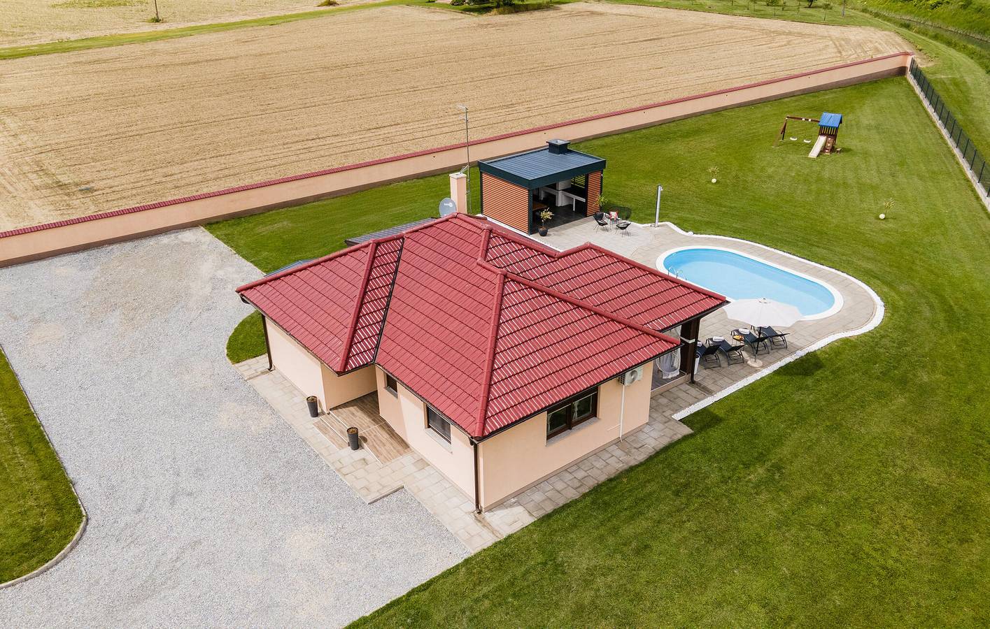 Gemütliche 100 m² große Ferienwohnung in Strandnähe mit WLAN, Pool und Parkplatz in Virovitica-Podravina