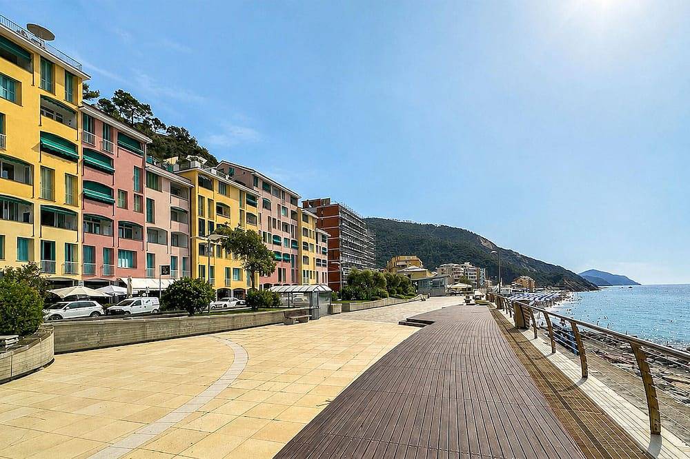 Entire apartment, 2 bedroom stunning apartment in Deiva Marina in Bagni Stella, Deiva Marina