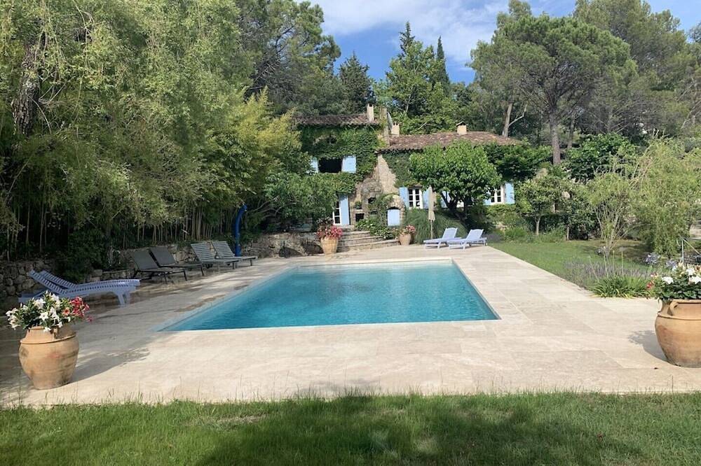 Wonderful old farmhouse 5 minutes from the medieval village of Seillans. in Seillans, Région de Draguignan