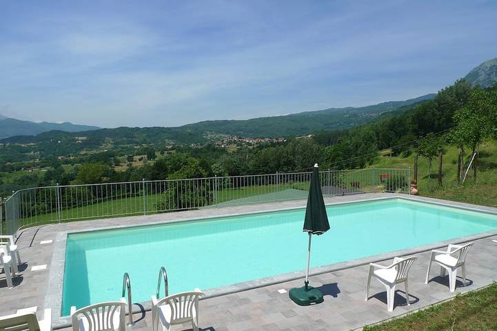 Agriturismo per 12 persone, con giardino e piscina in Castiglione di Garfagnana