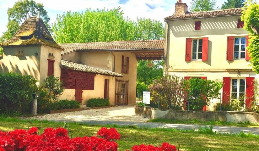 Chambre d’hôte pour 4 personnes, avec Terrasse et Jardin ainsi que Piscine et Vue