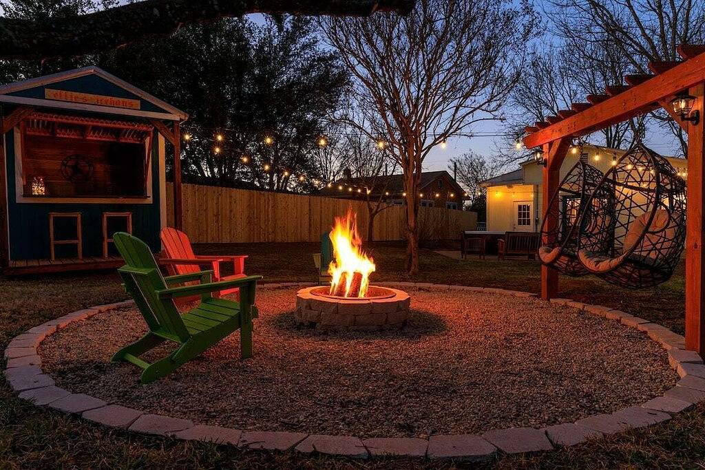 ★Artsy & Luxurious ~ Backyard Oasis, Hot Tub, Bar★ in Gillespie County