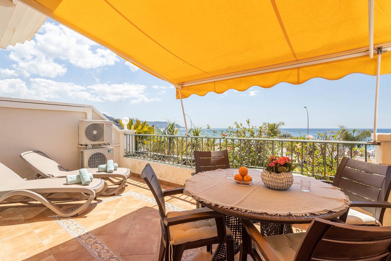 Ganze Wohnung, 'Sonnige Ferienwohnung Frontline Burriana' in Strandnähe mit Meerblick, Wlan, Klimaanlage und Balkon in Playa de Burriana, Nerja