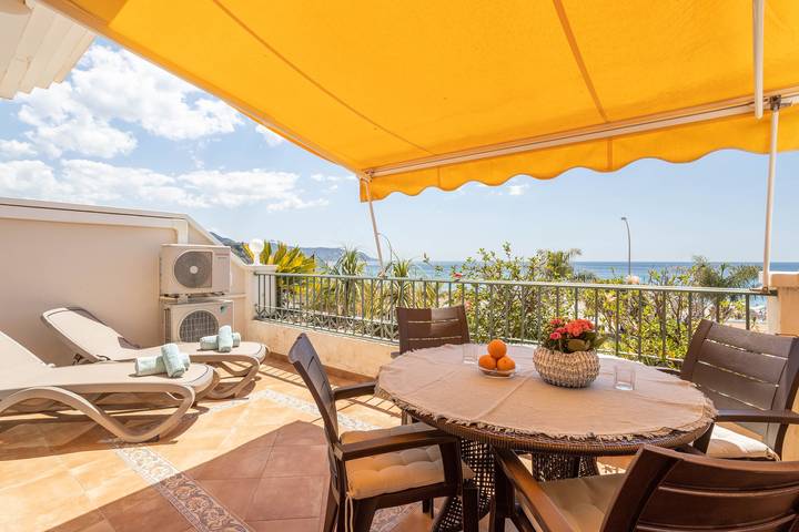 Entire apartment, 'Sunny Apartment Front Line Burriana' Near the Beach with Sea View, Wi-Fi, A/C & Balcony in Playa de Burriana, Nerja