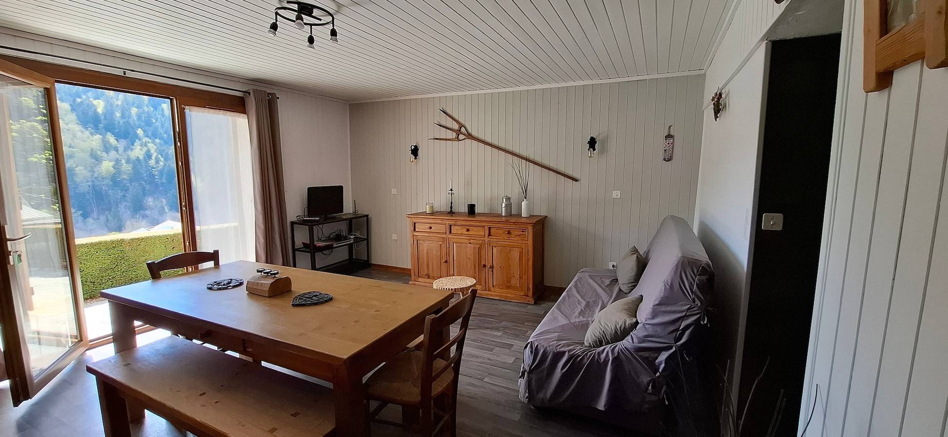 Apartamento entero, Apartamento “Le Berger” con vistas a la montaña, terraza privada y Wi-Fi in Aillon-le-Jeune, Chambéry region
