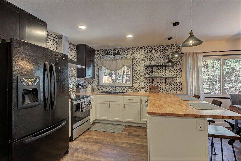 Elkchanted Inn Pine: Fully Fenced Backyard, Spacious Cabin in Woods w/King Bed in Gila County