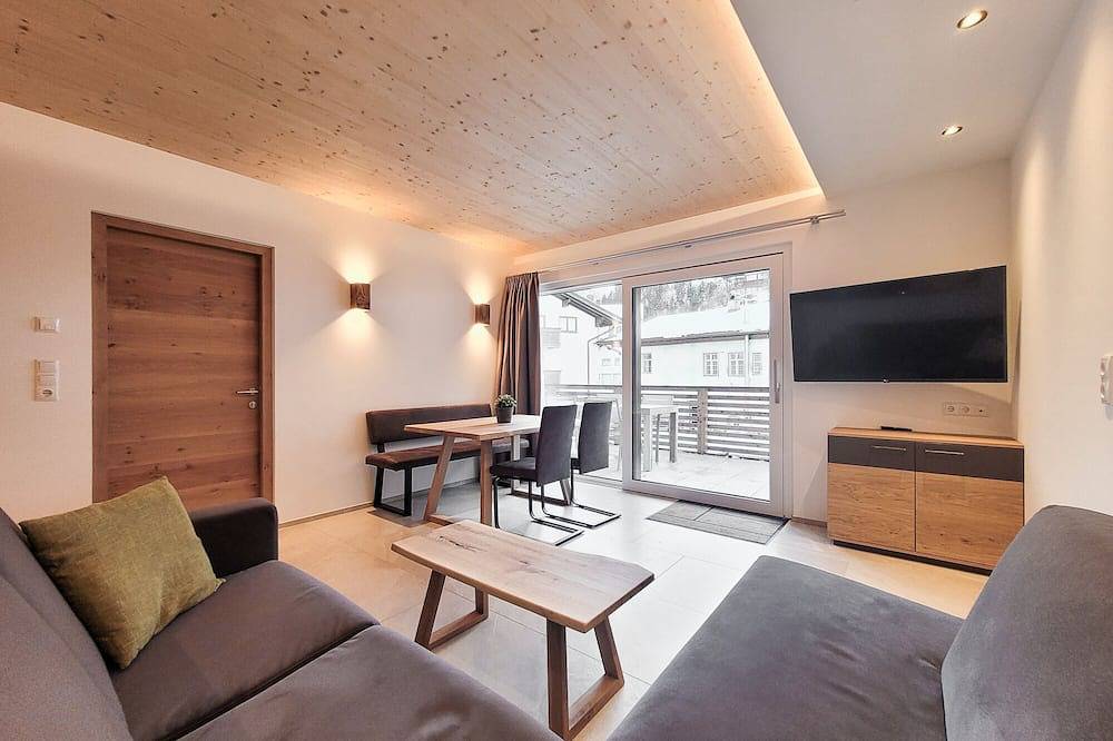 Ganze Wohnung, 50m² modern holiday apartment with balcony, free swimming lake, 100 m from the ski area in Lechtaler Alpen, Bichlbach
