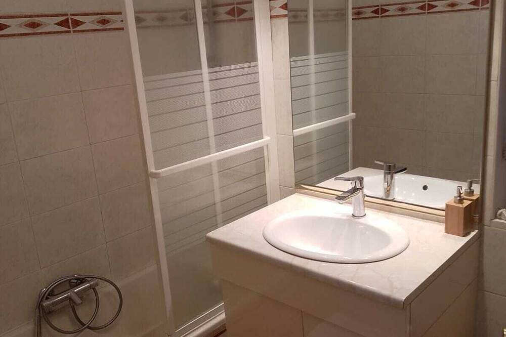 Entire apartment, Charming apartment/terrace in the center of town in Clermont-Ferrand, Volcans d'Auvergne Regional Nature Park