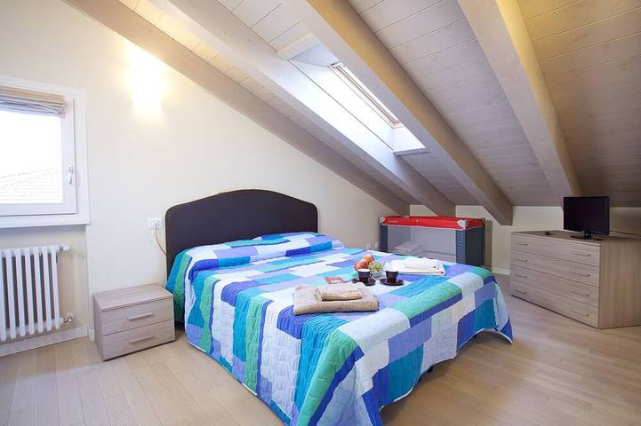 Ganze Wohnung, Dorfzentrum, Pool-Apartment mit Seeblick. Kein Auto erforderlich, da Bus / Fähre in der Nähe in Lenno, Gemeinde Tremezzina