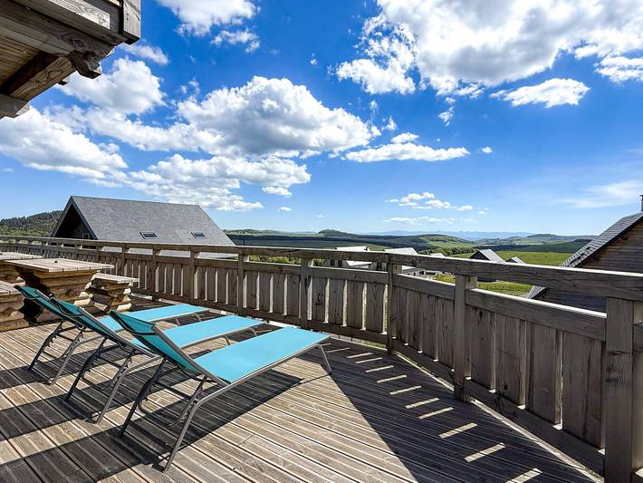 Gîte pour 14 personnes, avec terrasse dans Lac Pavin - 2