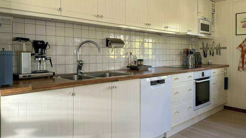 Ferienhaus mit Gewächshaus in der Nähe eines Sees in Flen