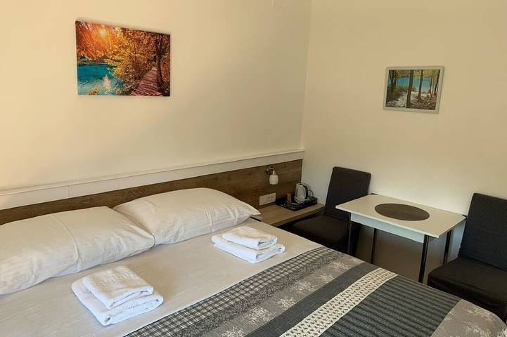 Guesthouse Family Bosnic - Double Room with Balcony - 3 - 4 in Smoljanac, Plitvicer Seen