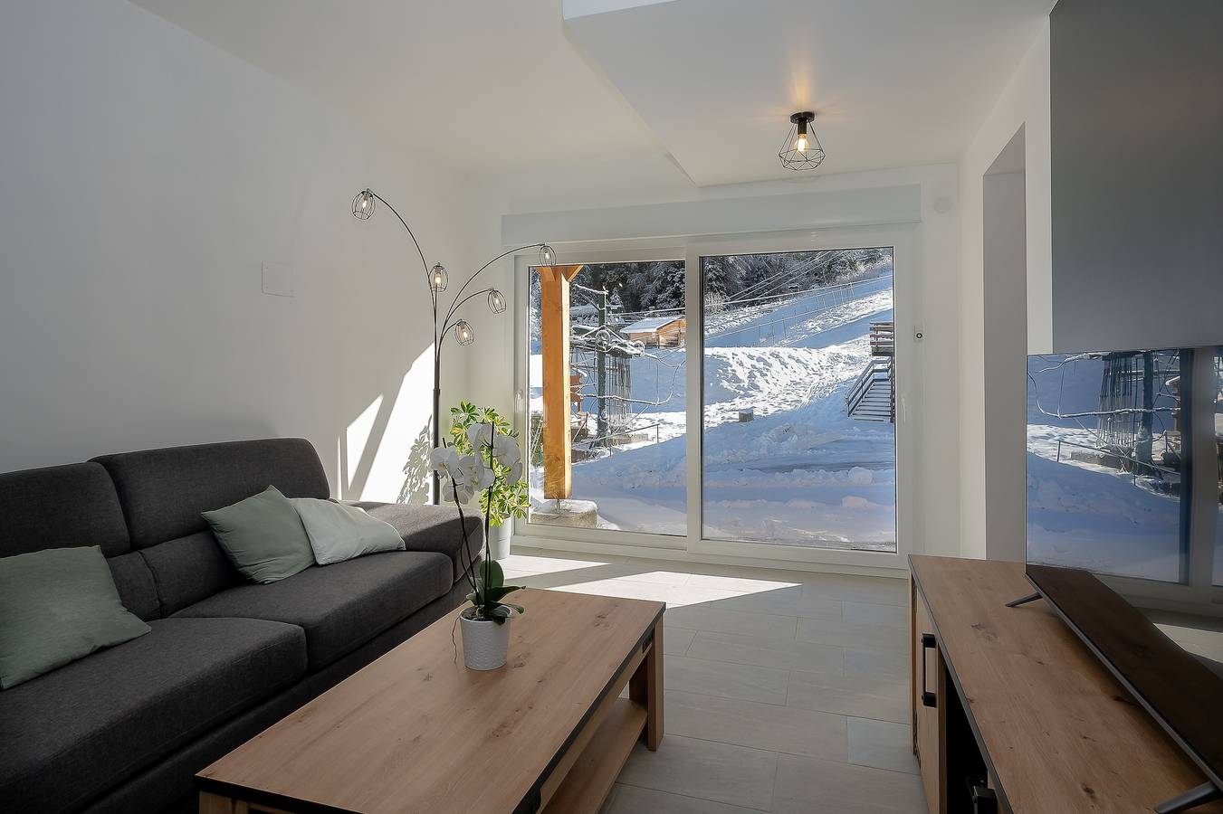 Appartement entier, Appartement "Les Iris" avec vue sur les montagnes, jardin privé et Wi-Fi in Saint-Pierre-d'Entremont, Isère