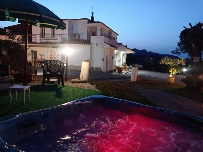 B&b per 2 persone, con Balcone e Terrazza nonché Idromassaggio e Giardino a Arzachena