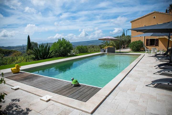 Maison de vacances pour 6 personnes, avec terrasse ainsi que vue et piscine, animaux acceptés à Le Castellet